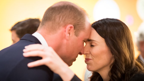 Prince William wird 2019 von Jacinda Ardern mit einem Hongi begrüßt.