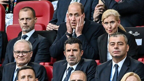 Aleksander Ceferin, Präsident der UEFA, Prinz William von Wales auf der Tribüne während der UEFA EURO.