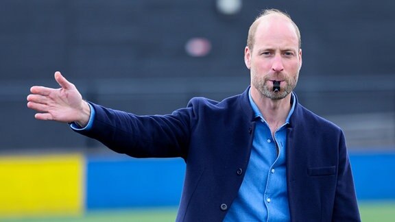 Prinz William mit einer Pfeife im Mund
