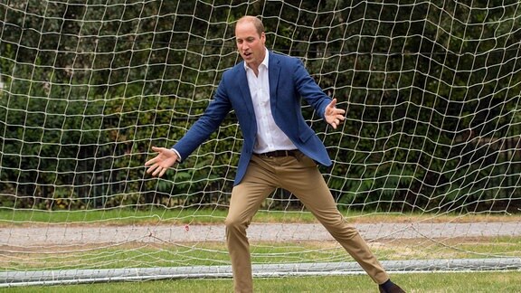 Der britische Prinz William steht am 13.07.2017 am Kensington Palace in London (Großbritannien) beim Training der Jugendfußballmannschaft «Wildcats Girls» im Tor.