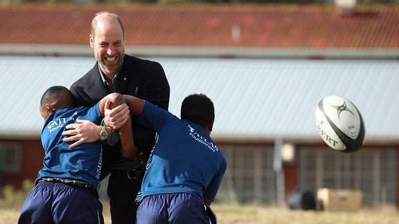 Der britische Prinz William nimmt an einer Rugby-Trainingseinheit teil, während er die Ocean View Secondary School in Kapstadt besucht, um junge Menschen aus den Townships Ocean View, Masiphumelele und Langa zu treffen, die regelmäßig am Rugby-Training und am Programm für digitale Fähigkeiten der Atlas Foundation teilnehmen.