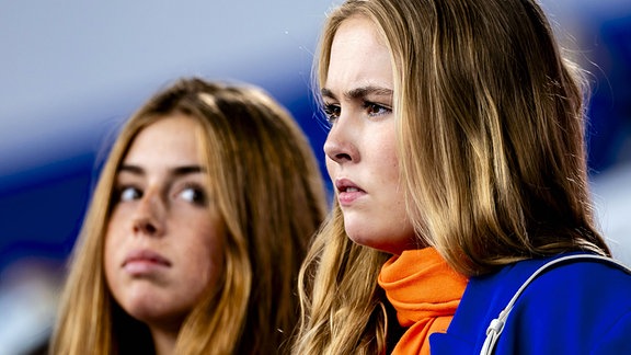 Prinzessin Alexia und Prinzessin Amalia sind beim ersten Gruppenspiel der niederländischen Hockey-Herren gegen Frankreich bei den Olympischen Spielen anwesend.