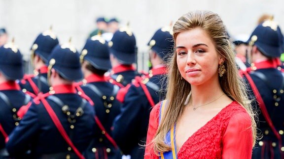 Prinzessin Alexia in einem roten Kleid