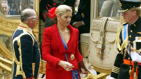 Galakleid Prinzessin Maxima vor einer Kutsche