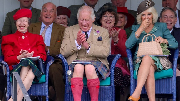 König Charles III., Königin Camilla und Prinzessin Anne bei Braemar Gathering 2023