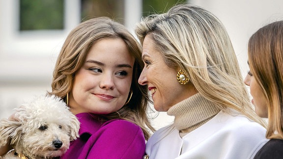 Prinzessin Ariane und Königin Maxima bei einem traditionellen Fototermin der königlichen Familie im Begijnhof.