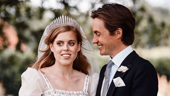 Das am 19.07.2020 veröffentlichte offizielle Hochzeitsfoto zeigt Prinzessin Beatrice von York und ihren Ehemann Edoardo Mapelli Mozzi nach der Trauung auf dem Gelände von Schloss Windsor. 