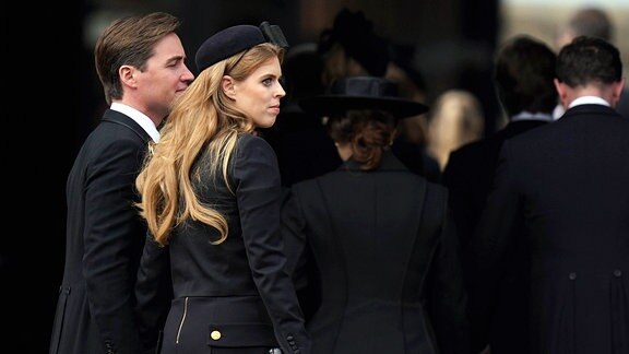 Edoardo Mapelli Mozzi und Prinzessin Beatrice kommen zur Beisetzung von Königin Elizabeth II. in der St. Georges Kapelle auf Schloss Windsor. 