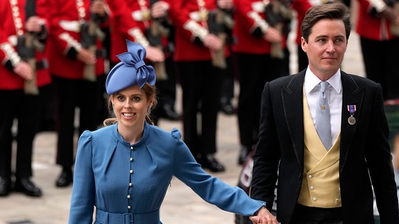 Die britische Prinzessin Beatrice und ihr Ehemann Edoardo Mapelli Mozzi kommen zu einem Dankgottesdienst für die Herrschaft von Königin Elizabeth II. in der St. Paul's Cathedral in London