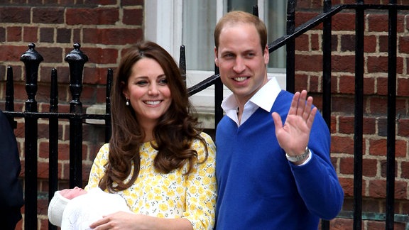 Das britische Kronprinzenpaar mit der neugeborenen Prinzessin Chalotte auf dem Arm.