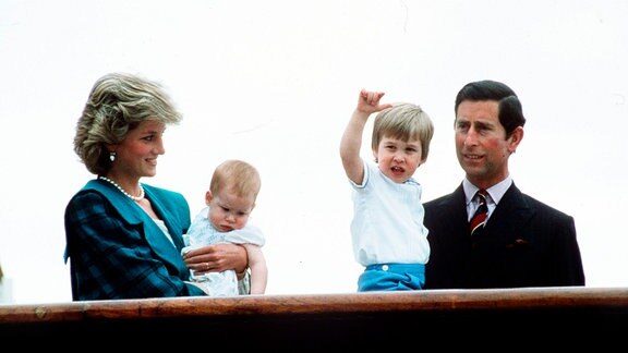 Prinz Charles, Prinzessin Diana mit Prinz William und Prinz Harry als Kinder