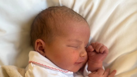 Ein Baby schläft.
