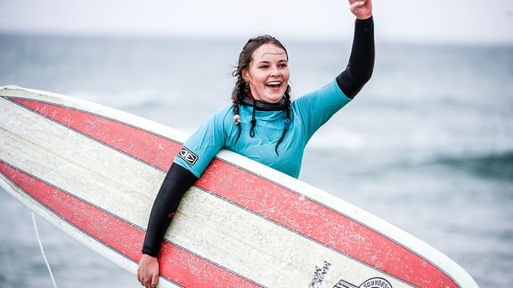 Ingrid Alexandra von Norwegen bei den Landesmeisterschaften im Wellensurfen am Boresanden, hebt heldenhaft den Arm