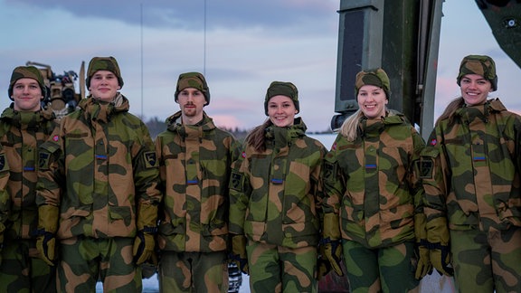 Gruppenfoto mit Prinzessin Ingrid Alexandra (m) während ihrer Grundausbildung