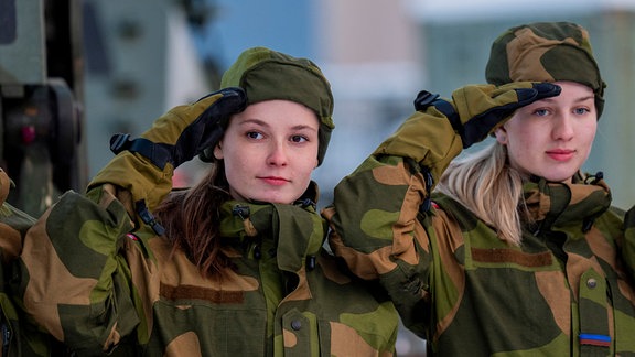 Prinzessin Ingrid Alexandra (l) während ihrer Grundausbildung