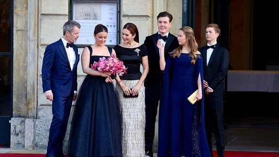 Prinzessin Isabella, Kronprinz Christian, Prinzessin Josephine, Prinz Vincent, König Frederik und Königin Mary