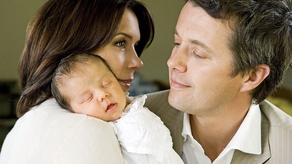 Prinz Frederik und Prinzessin Mary mit Baby