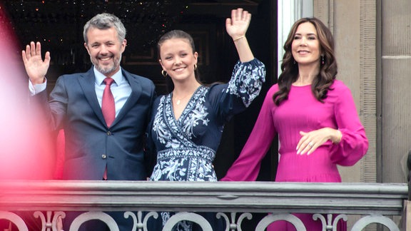 Dänemarks König Frederik X. winkt mit seiner Tochter Prinzessin Isabella C. und Königin Mary R. vom Balkon im Palast Frederiks VIII., Schloss Amalienborg.