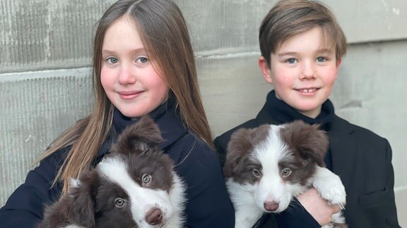 Prinzessin Josephine und Prinz Vincent von Dänemark mit Hundewelpen