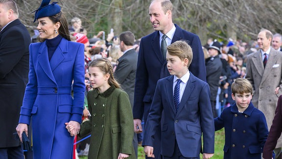 Mitglieder der britischen Königsfamilie nehmen am Weihnachtsgottesdienst in Sandringham teil.