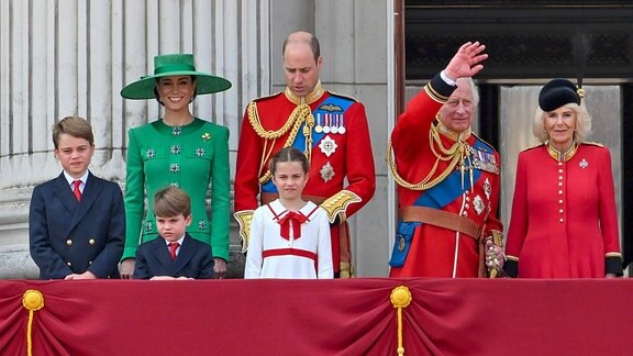 Die königliche Familie empfängt die Menge und blickt nach der „Trooping the Colour“, der Geburtstagsparade des Königs, vom Balkon des Buckingham Palace.