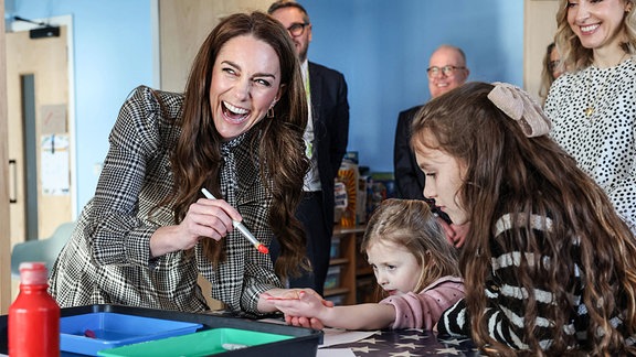 Prinzessin Kate malt im kinderhospiz mit einem Mädchen ein Bild