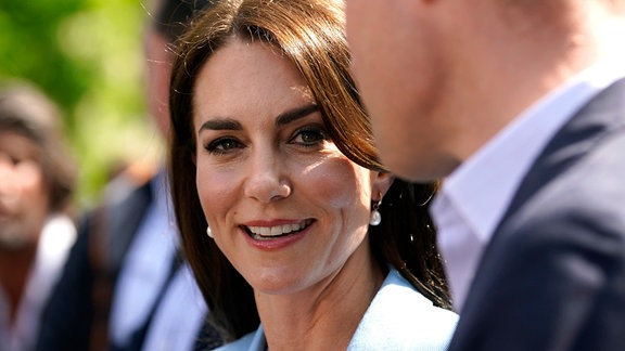 Prinz William und Kate, Prinzessin von Wales, sprechen mit Mitgliedern der Öffentlichkeit