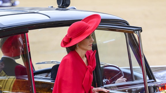 Prinzessin Kate steigt in einem roten Kleid aus einem Auto