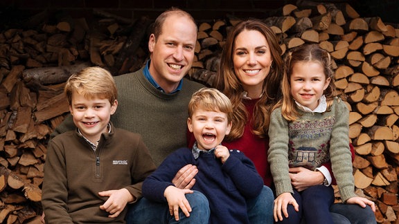 Prinz William, Kate, Herzogin von Cambridge und ihrer Kinder, Prinz George, links, Prinzessin Charlotte und Prinz Louis, Mitte, in Anmer Hall, Anmer, England am 18. Dezember 2020 als Weihnachtskarte.