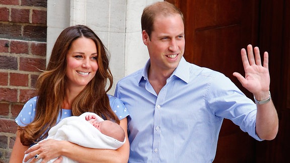 Der britischen Prinz William, Herzog von Cambridge (r.), und seine Frau, Catherine, die Herzogin von Cambridge, wie sie mit ihrem Kind, Prinz George, den Lindo-Flügel des St. Mary's-Krankenhauses in London, Großbritannien, verlassen.