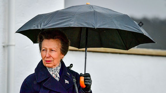 Prinzessin Anne mit Regenschirm