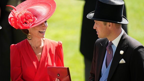Der britische Prinz William und Kate, Prinzessin von Wales, unterhalten sich während des Royal Ascot Pferderennens auf der Ascot Rennbahn
