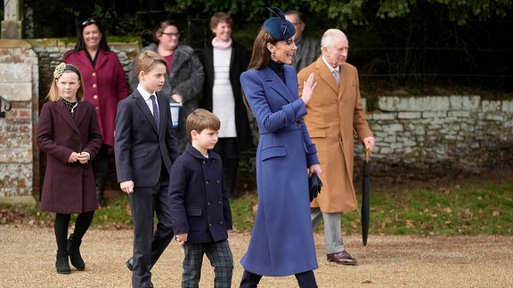 Großbritanniens König Charles III. (r-l), Kate, Prinzessin von Wales, Prinz Louis, Prinz George und Prinzessin Charlotte verlassen die Kirche St. Mary Magdalene nach dem Gottesdienst.
