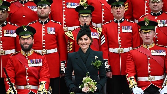 Die britische Prinzessin Kate posiert für ein Foto mit den Irish Guards bei einer St. Patrick's Day-Parade und -Feier in den Wellington Barracks.