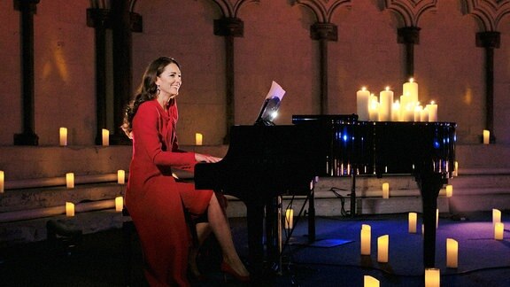 Die britische Herzogin Kate von Cambridge tritt bei einem Weihnachtsliedkonzert in der Westminster Abbey in London auf.
