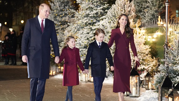 William und Kate Middleton, Prinz und Prinzessin von Wales, kommen mit ihren Kindern Prinzessin Charlotte und Prinz George zum Weihnachtsgottesdienst «Together at Christmas» in der Westminster Abbey an.