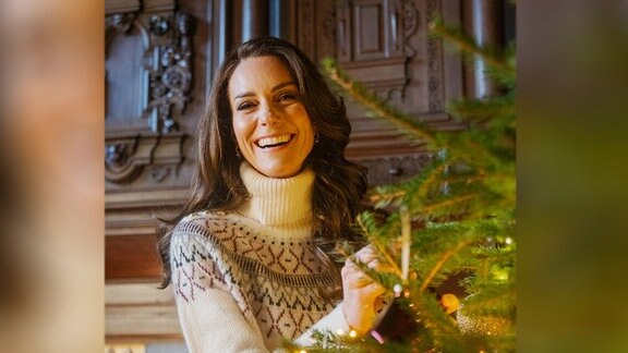 Kate, Prinzessin von Wales, in der Westminster Abbey im Jahr 2022, während sie einen Tannenbaum weihnachtlich dekoriert. 
