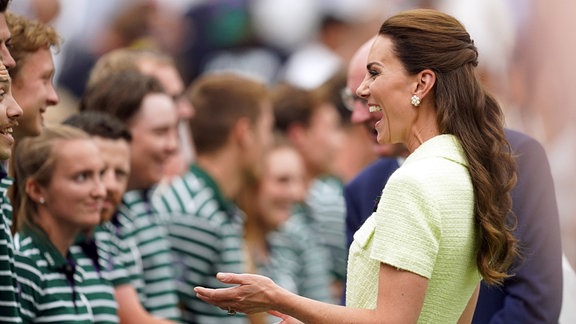 Kate, Prinzessin von Wales, trifft die Balljungen und -mädchen während des Dameneinzel-Finales.