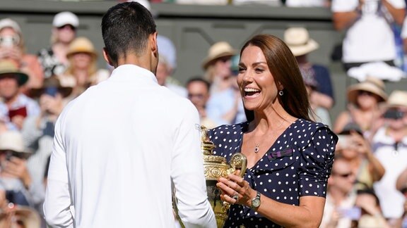 Prinzessin Kate übergibt einen Pokal.