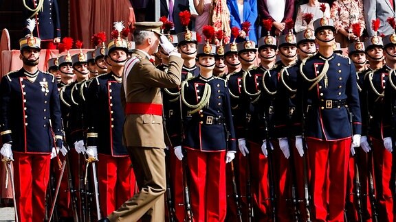 König Felipe VI. von Spanien und Kadettin Prinzessin Leonor von Spanien mit Kadetten bei der Vereidigungszerrmonie an der Academia General Militar. 