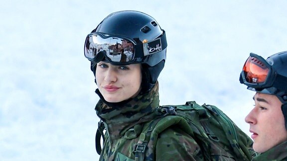 Eine junge Frau in Militärkleidung im Schnee