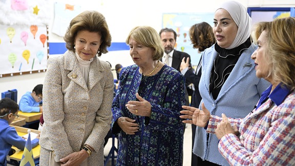 Königin Silvia beim Besuch der Al-Hussein-Gesellschaft, wo sie von Prinzessin Majds herumgeführt wird.