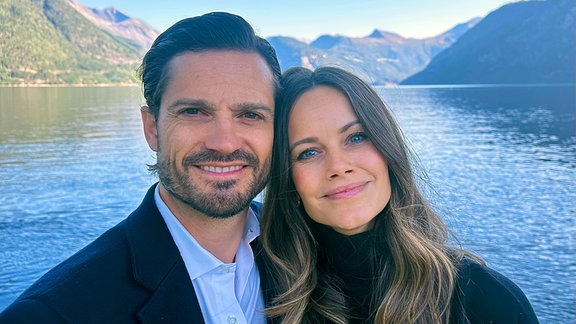 Dieses vom Königlichen Hof von Schweden zur Verfügung gestellte Foto zeigt Prinz Carl Philip (l) und Prinzessin Sofia.