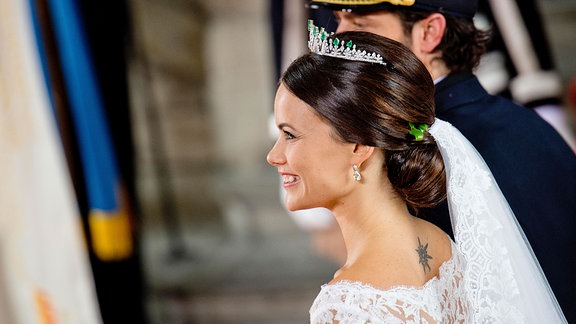 Prinzessin Sofia (SE) (Sofia Hellqvist), Brautpaar verlässt die Kirche des Königlichen Schlosses.