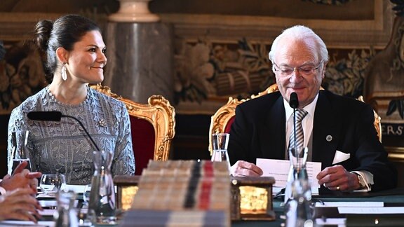 König Carl Gustaf (SE), Kronprinzessin Victoria (SE), bei der Bekanntgabe des Namens des vierten Kindes von Prinzessin Sofia und Prinz Carl Philip,