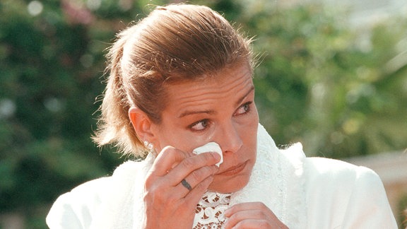 Stephanie von Monaco tupft sich eine Träne weg.