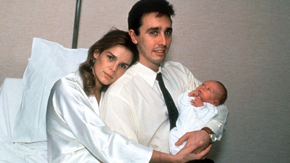 Prinzessin Stephanie von Monaco posiert mit ihrem Lebensgefährten Daniel Ducruet und ihrem ersten gemeinsamen Kind Louis kurz nach dessen Geburt am 9.12.1992 in Monaco.