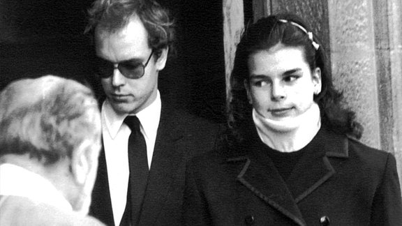 Prinzessin Stephanie von Monaco und ihr Bruder Prinz Albert verlassen am 14. Oktober 1982 nach einer Messe für ihre verstorbene Mutter die Kathedrale von Monaco. Fürstin Gracia Patricia war vor einem Monat, am 14. September 1982, an den Folgen eines Autounfalls gestorben. Prinzessin Stephanie hatte sich bei dem Unfall Verletzungen an der Halswirbelsäule zugezogen.