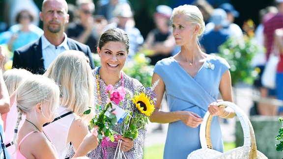 Kronprinzessin Victoria und Karolina.Johansson gehen zu Kronprinzessin Victorias 41. Geburtstag durch die Menge