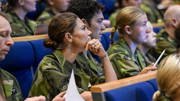 Prinzessin Victoria bei ihrer Offiziersausbildung bei den schwedischen Streitkräften